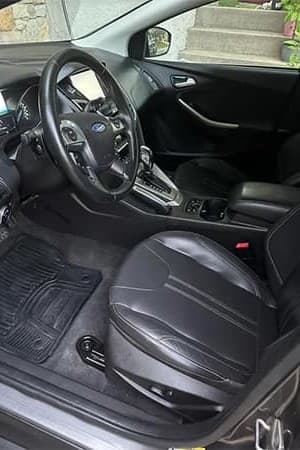 Interior completo: tapetes e bancos com sujidade acumulada restaurados ao estado original — after