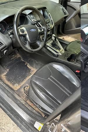 Interior completo: tapetes e bancos com sujidade acumulada restaurados ao estado original — before