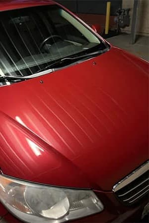 Capô com riscos e oxidação eliminados por polimento profissional — pintura revitalizada — after