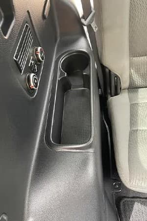 Consola central e apoio de braço com acumulação severa de sujidade — limpeza profunda — after