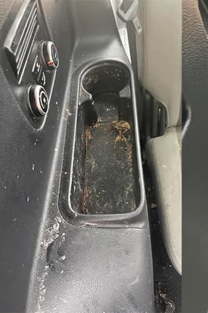 Consola central e apoio de braço com acumulação severa de sujidade — limpeza profunda — before