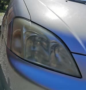 Faróis amarelados com visibilidade reduzida — restaurados a transparência total — before