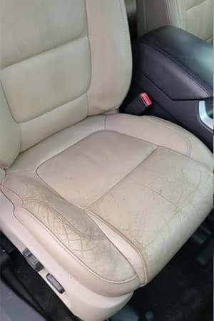 Banco de couro bege: manchas e desgaste removidos — couro nutrido e revitalizado — before